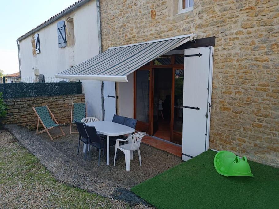 Charmante Maison En Pierres Sainte-Radégonde-des-Noyers Kültér fotó