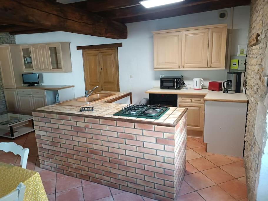 Charmante Maison En Pierres Sainte-Radégonde-des-Noyers Kültér fotó