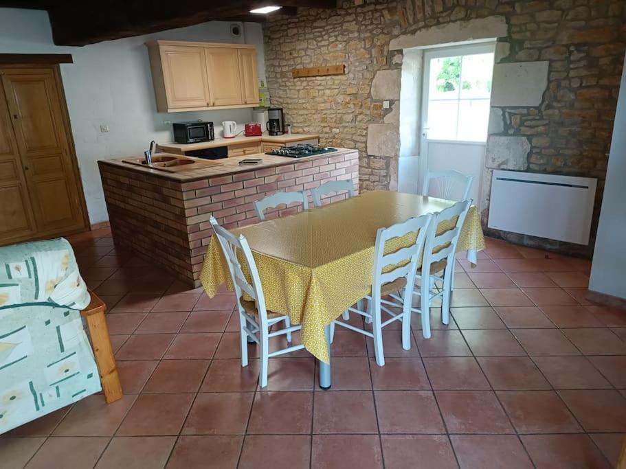 Charmante Maison En Pierres Sainte-Radégonde-des-Noyers Kültér fotó